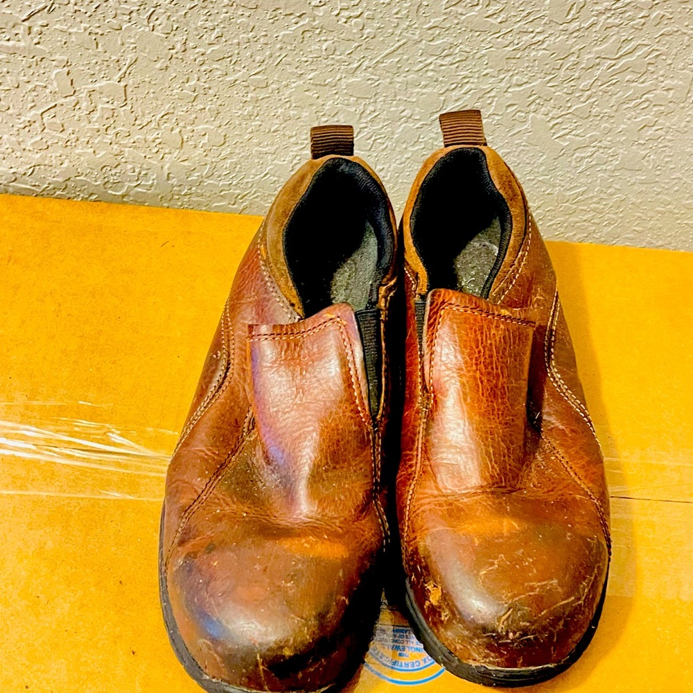 Steel toe size 8 women’s shoe. Would also fit a size 6 boy.